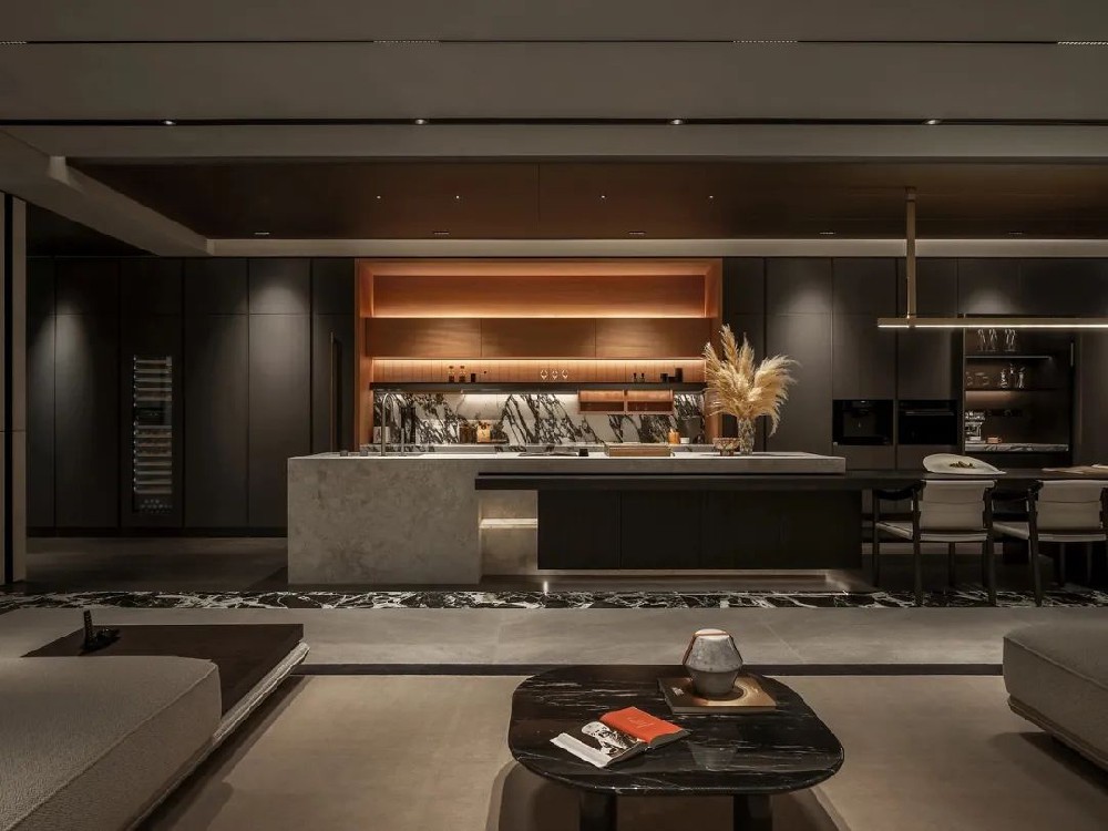 芬迪不(bù)鏽鋼全屋定制(zhì) | 全屋定制(zhì)，打造專屬生(shēng)活美(měi)學 —— 從(cóng)衣櫃到(dào)酒櫃的(de)精緻演繹